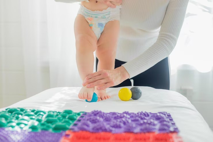 tortikolis pada bayi, bayi kepala miring, gejala tortikolis, cara mengatasi leher kaku bayi, fisioterapi bayi, posisi tidur bayi, tortikolis kongenital